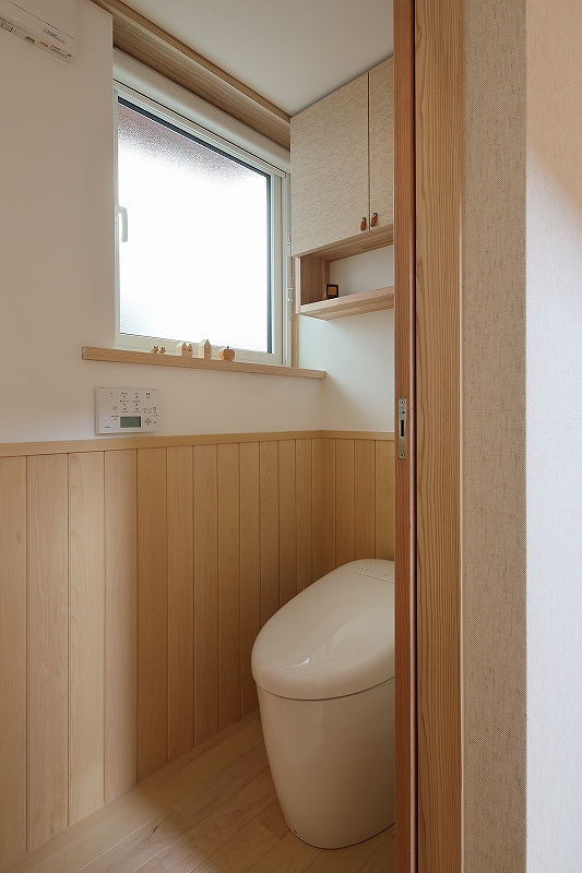 自然素材を使ったトイレ空間_ヒバ板張り.jpg