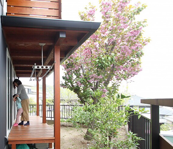 木造住宅_自然素材でつくる木の家_桜のある庭