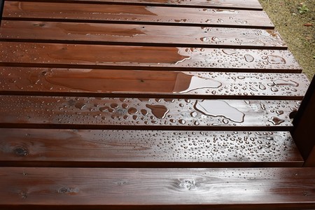 木の家ウッドデッキ塗装雨の日